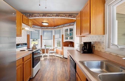 Westerly House | Short drive to Westerly Beaches. Includes a beach parking pass.