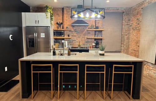 Italian Village House | Short North Convention King Bed Free Parking!