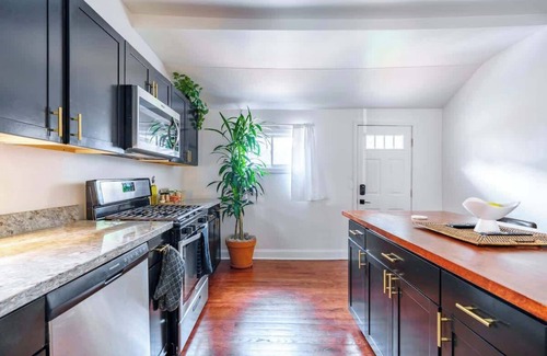 Italian Village House | Short North – King Bed – Parking Free – Convention
