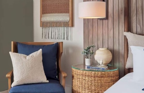 Goat Island Hotel | Short Scenic Stroll to Historic Downtown | Breathtaking Waterview Room w/Balcon