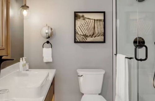 Goat Island Hotel | Short Stroll to Historic Downtown | Scenic Water View Room w/Balcony