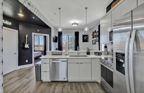Hadley - Washington Condo | Short uber to Broadway at The Outlaw, Free Parking
