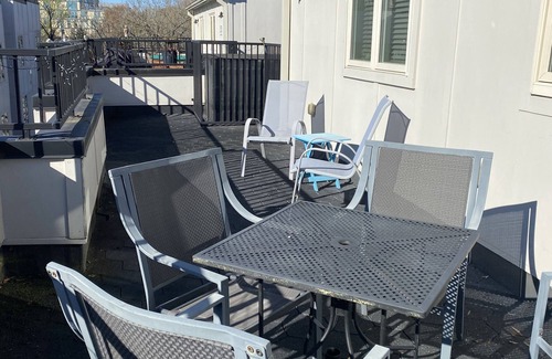 Northside Apartment | Short walk to bars, restaurants, shopping and UNC campus!
