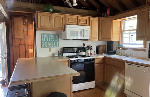 Dennis Port Cottage | Short Walk to beach, Wee Packet, Sundae School Ice Cream, secluded, large yard