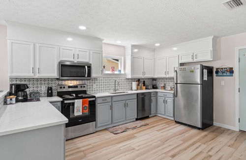 Port St. Joe Condo | Short Walk to beautiful St Joe Bay and Historic downtown Port St Joe.