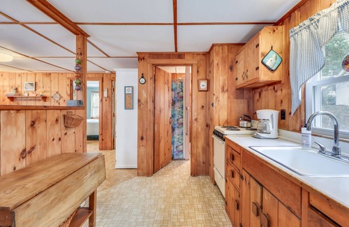 Sea Pines House | Short walk to Private Beach!