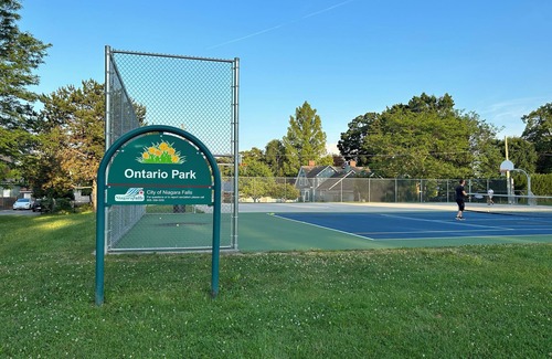 Niagara Falls Apartment | Short Walk to the Falls,SuperLargeApt,Free parking