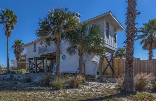 East End House | Short walk to beach with PRIVATE POOL!