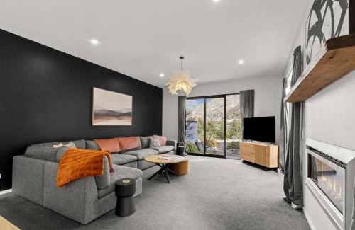 Arthur's Point House | Shotover View - family friendly close to Coronet