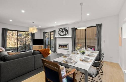 Arthur's Point House | Shotover View - family friendly close to Coronet