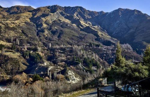 Arthur's Point House | Shotover View - family friendly close to Coronet
