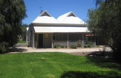 Naracoorte House | Showgrounds Farmhouse B & B Naracoorte