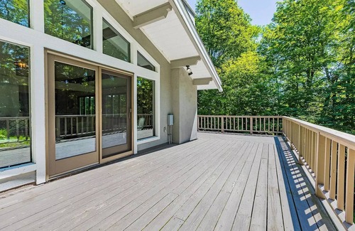 Stratton Mountain Ski Chalet | Shuttle to Village/lifts! .5 miles to base! Cozy Chalet!