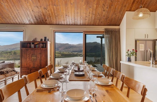 Lake Hayes House | Sicilian Luxury Retreat 2 | Alfresco Dining | Close to Wineries