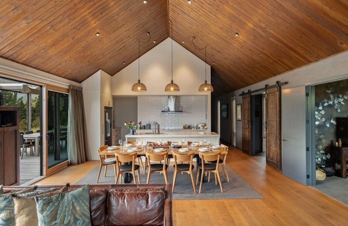 Lake Hayes House | Sicilian Luxury Retreat 2 | Alfresco Dining | Close to Wineries