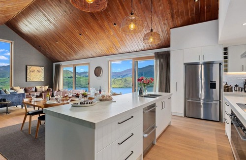 Lake Hayes House | Sicilian Luxury Retreat 2 | Alfresco Dining | Close to Wineries