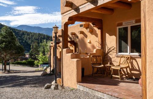 Arroyo Seco House | Side-by-side Adobes, 9 Mi To Taos Ski Valley