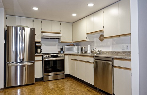 Booktown Condo | Sidney BC - Amazing Ocean-view Snowbird Seasonal - 4 Months Minimum !