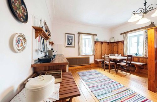 Altaussee Apartment | Sieglgut: Hofmannsthal Suite | Kitchen | Parking