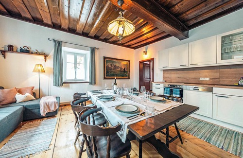 Altaussee Apartment | Sieglgut: Strauss Suite | Kitchen | Parking