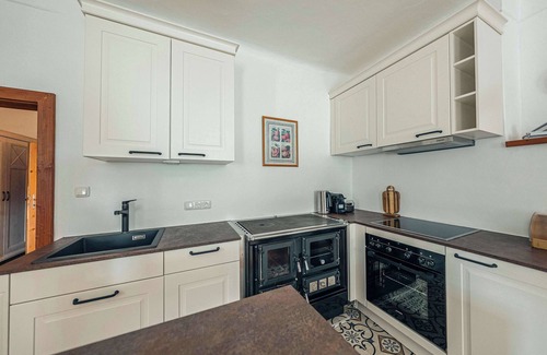 Altaussee Apartment | Sieglgut: Theodor Herzl Suite | Kitchen | Parking