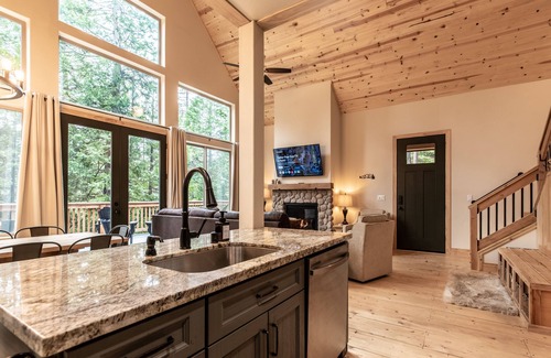 Dorrington Ski Chalet | Sierra Luxury Chalet - Pool Access & A/C!