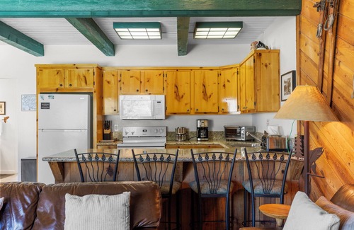June Lake House | Sierra Suns 9, a townhome steps from the marina