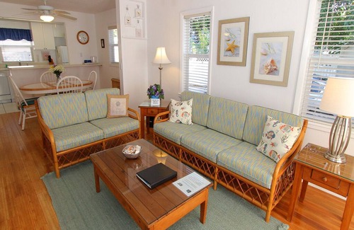 Siesta Key House | Siesta Key Getaway – Pet Friendly & Steps to Beach: Siesta Bungalow by RVA