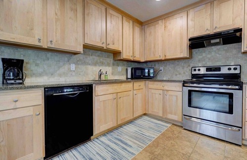 Siesta Key Cottage | Siesta Key Sanctuary -Pool-Kayaks-TikiHut-King bed