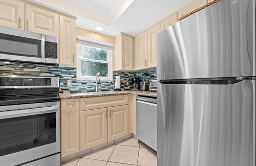 Bay Isle House | Siesta Key Vacation Property W/Heated Pool and Beach Access