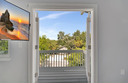 Bay Isle House | Siesta Key Vacation Property W/Heated Pool and Beach Access