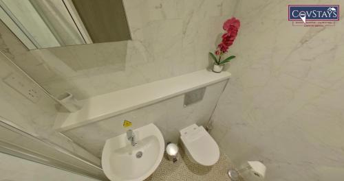 Coventry Apartment | Signature House - Contemporary Studios in Coventry City Centre, free parking, by COVSTAYS
