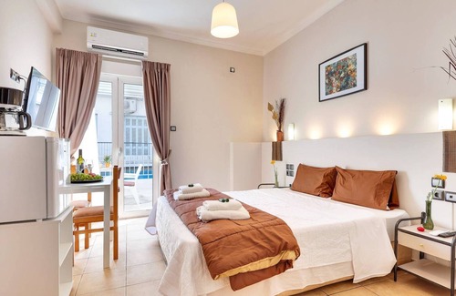 Platia Viktorias Apartment | Silver Hotel Athens Double Room with Balcony