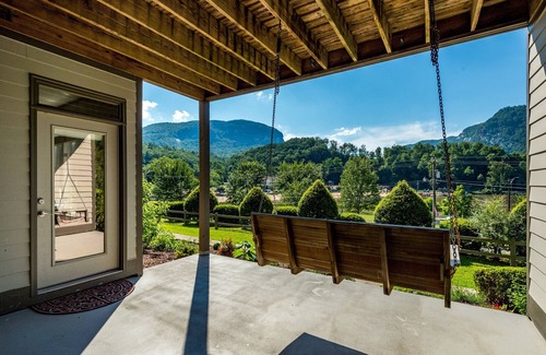 Lake Lure House | Silver Linings Retreat : A Serene Getaway with Breathtaking Views