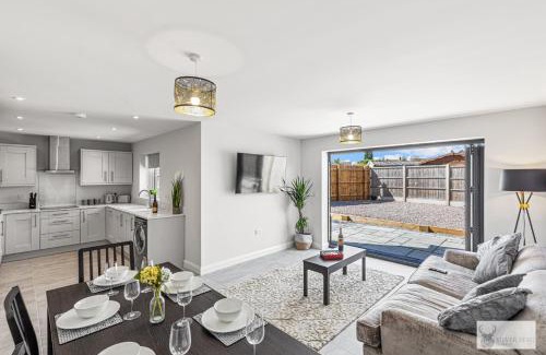 Ashby-de-la-Zouch Apartment | Silver Stag, Glamorous 5 BR House