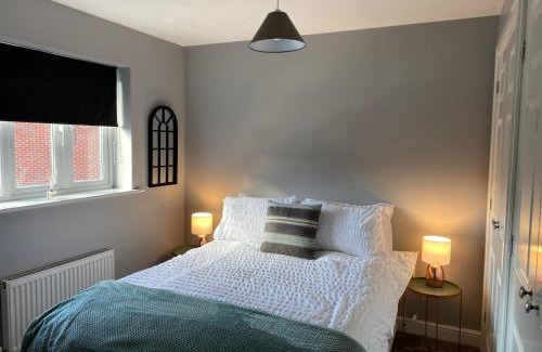 Ashby-de-la-Zouch House | Silver Stag Properties, Spacious 3 BR Haven