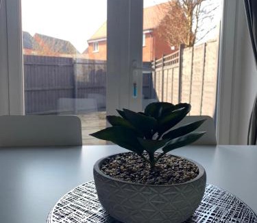 Ashby-de-la-Zouch House | Silver Stag Properties, Spacious 3 BR Haven