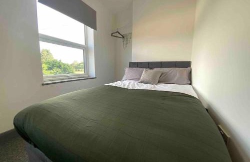 Church Gresley Apartment | Silver Stag Properties, Ensuite Bedrooms w Kitchen