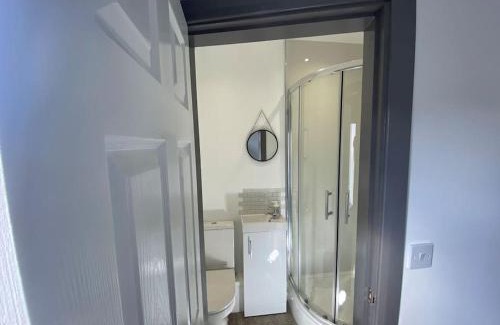 Church Gresley Apartment | Silver Stag Properties, Ensuite Bedrooms w Kitchen