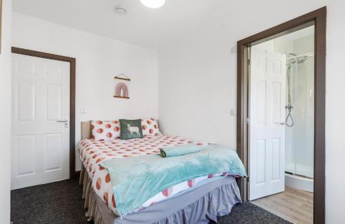 Church Gresley House | Silver Stag Properties, Large 5 Bedroom property with 5 Bathrooms
