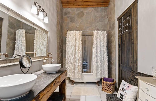 Chandler House | Silver Star Ranch and Private Lake Getaway