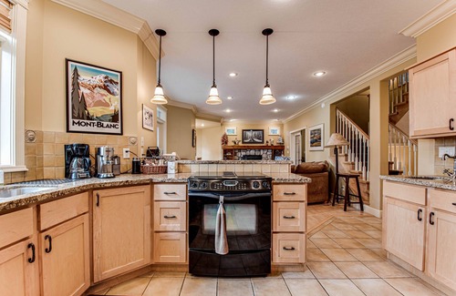 Silver Star Mountain Ski Chalet | Silver Star Vacation Home. Executive Luxury Chalet.Hottub gazebo.Best ski-in/out