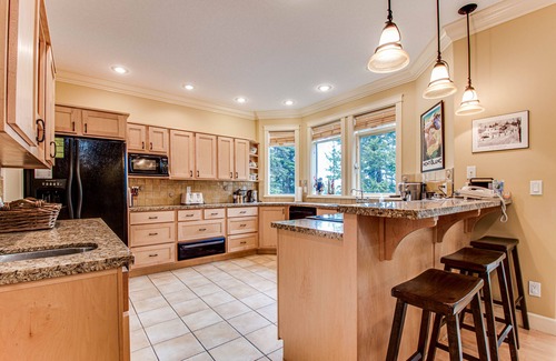 Silver Star Mountain Ski Chalet | Silver Star Vacation Home. Executive Luxury Chalet.Hottub gazebo.Best ski-in/out