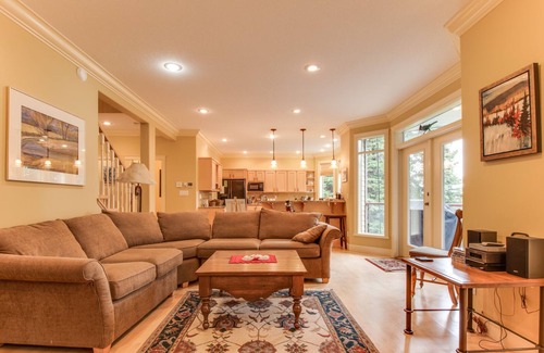 Silver Star Mountain Ski Chalet | Silver Star Vacation Home. Executive Luxury Chalet.Hottub gazebo.Best ski-in/out