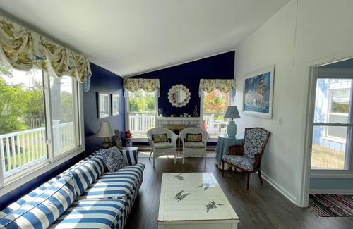 Piney Island House | Silver Thatch -4BR home , enclosed sun porch. Close to the beach. NO LINENS