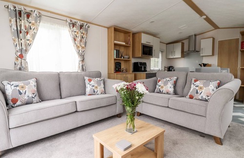 West Heslerton Cottage | SILVERDALE VIEW, pet friendly, with hot tub in Sherburn