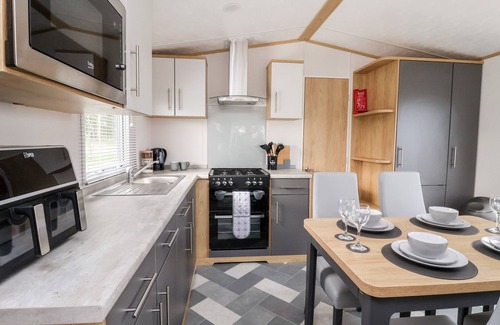 West Heslerton Cottage | SILVERDALE VIEW, pet friendly, with hot tub in Sherburn