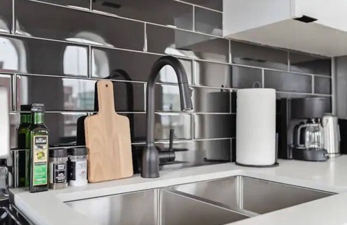 Peterborough Apartment | Simcoe Residence - Modern Comforts w/WIFI/Netflix