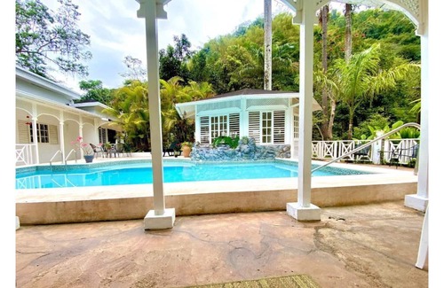 Whitfield Town Villa | Simmer Down 2bd 2bth Shared Pool Pvt Deck+ River