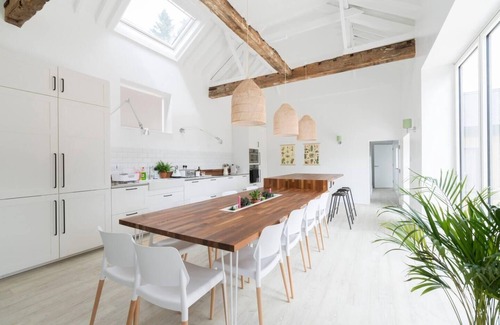 Reydon House | Simple Coastal Luxury near Southwold sleeps 10